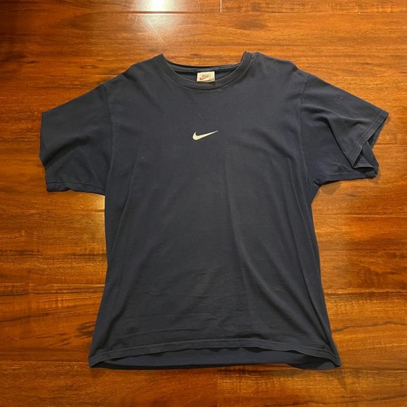 nike middle logo t shirt